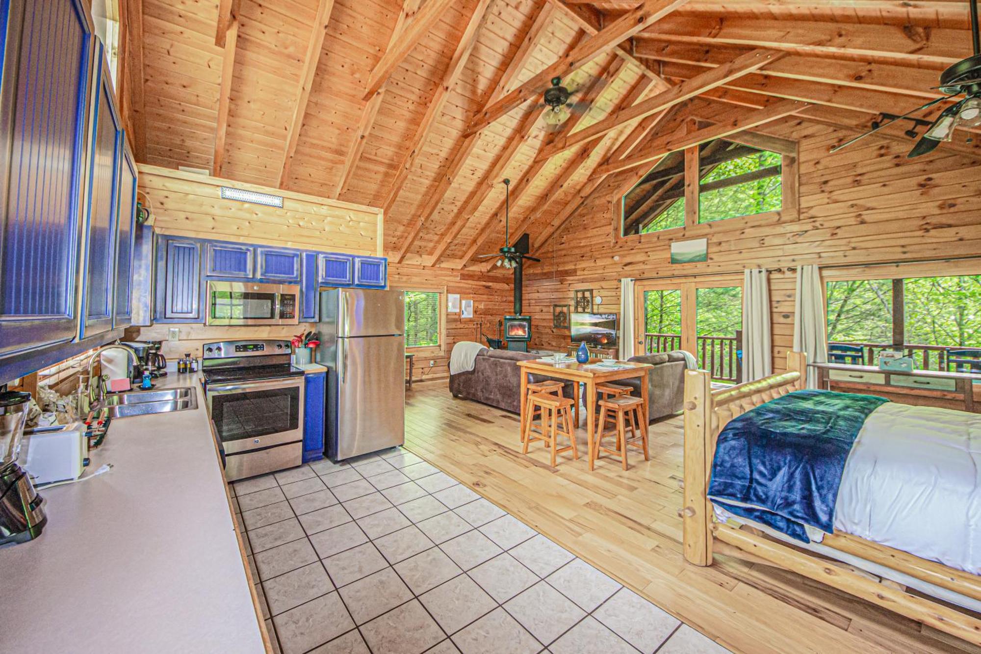 Love Me Tender Studio Cabin Sevierville Room photo
