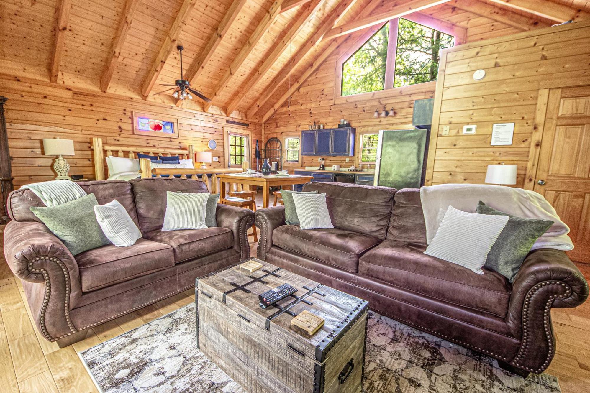Love Me Tender Studio Cabin Sevierville Room photo